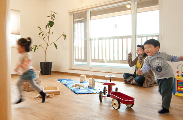 煉瓦積みの家で過ごす家族